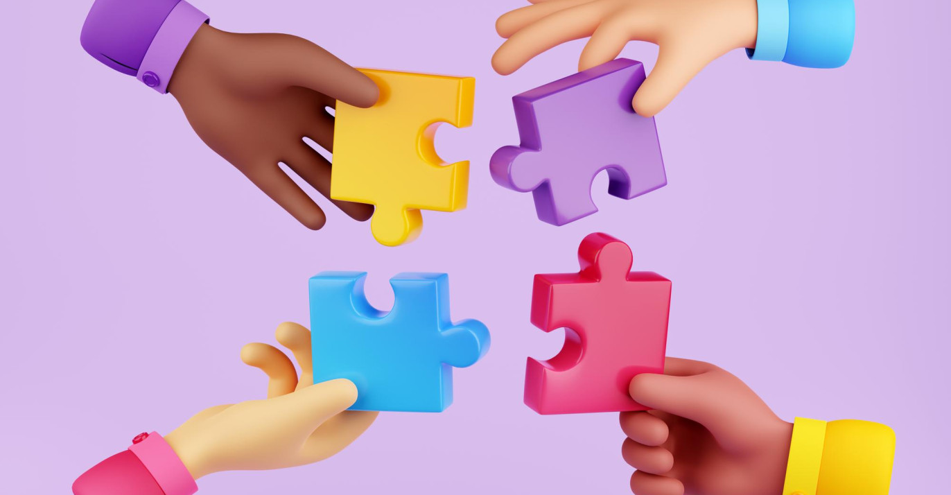 3D animatie van 4 handen die 4 puzzel stukjes vasthouden. De mouwen en puzzelstukjes zijn paars, blauw, rood en geel.