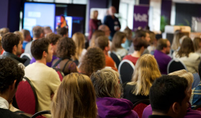 Foto van publiek tijdens congres van achteren
