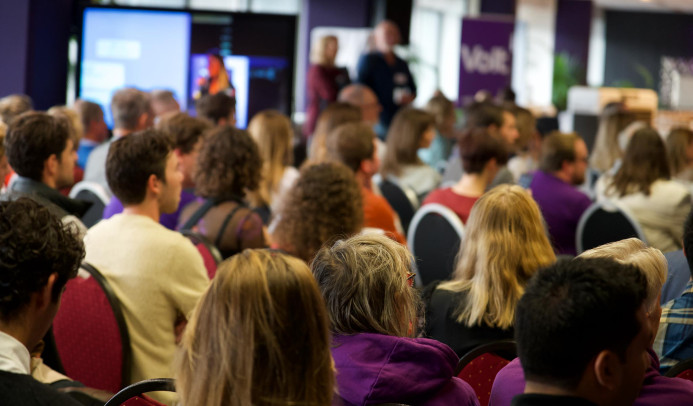 Foto van publiek tijdens congres van achteren