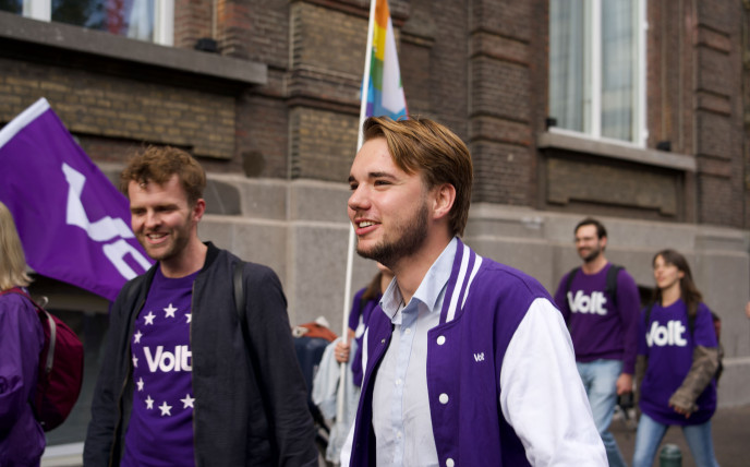 Twee Volt leden die aan het wandelen zijn in een Volt Mars