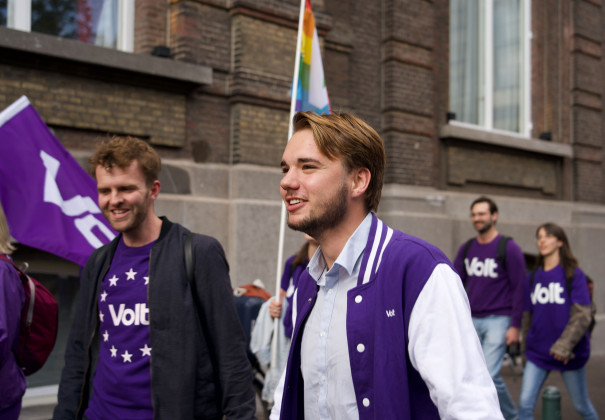 Twee Volt leden die aan het wandelen zijn in een Volt Mars