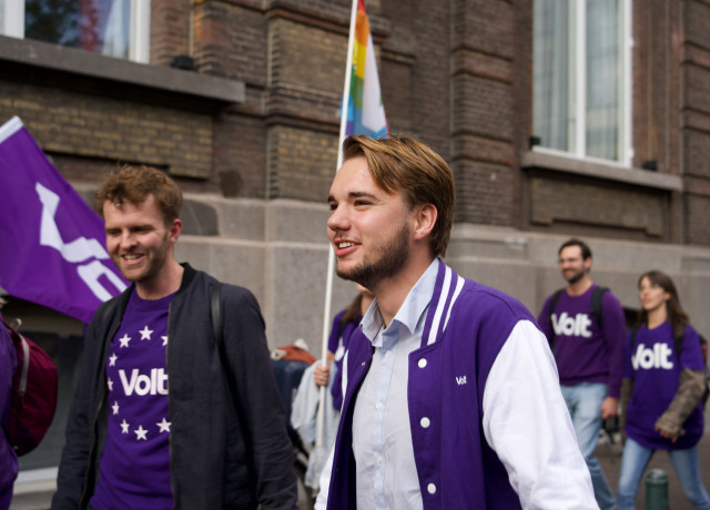 Twee Volt leden die aan het wandelen zijn in een Volt Mars