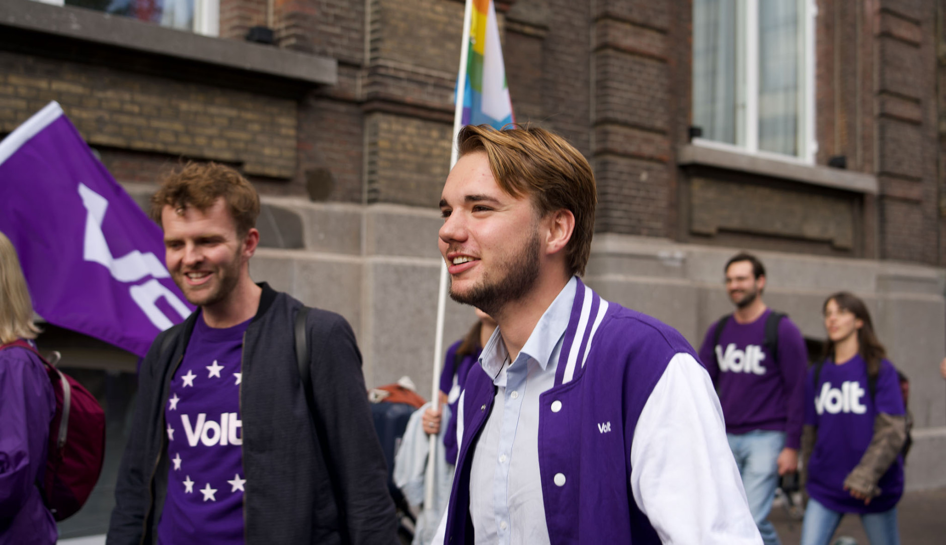 Twee Volt leden die aan het wandelen zijn in een Volt Mars