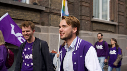 Twee Volt leden die aan het wandelen zijn in een Volt Mars
