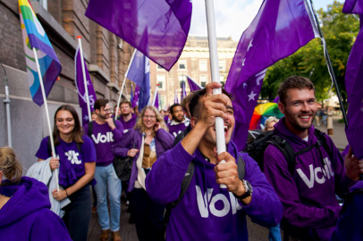 Volters met vlaggen closeup