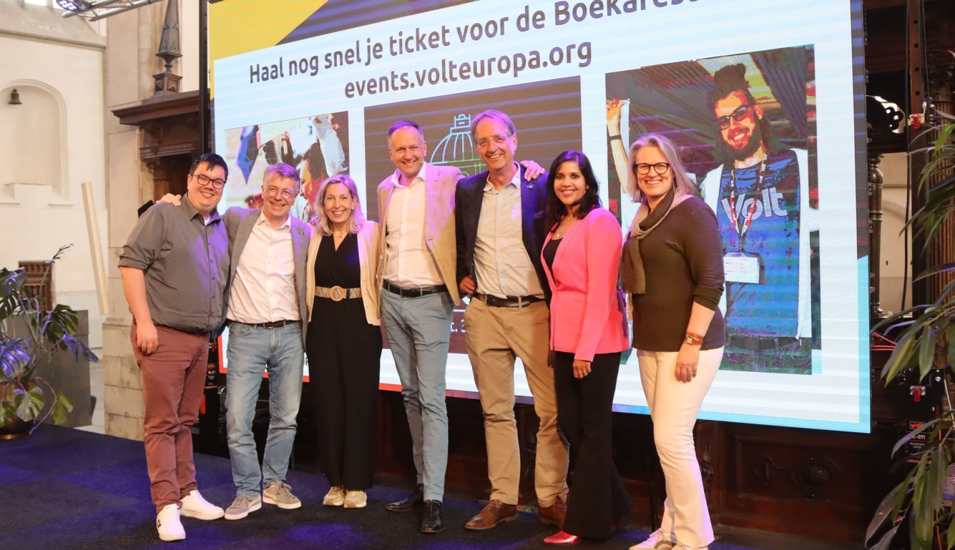 Het volt bestuur op een podium