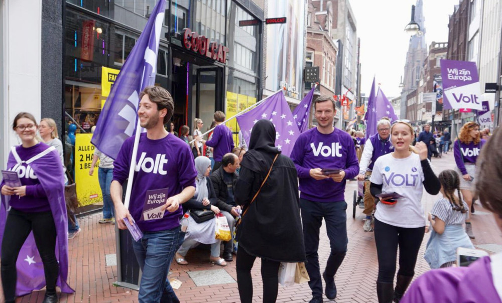 Een grote groep Volters die flyers uit deelt in de stad.