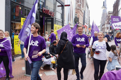 Volters delen flyers uit op straat