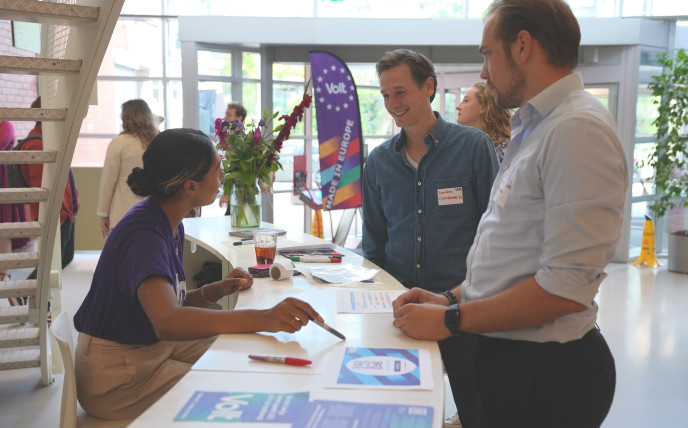 Afdelingsdag mensen staan bij de balie met Laurens Dassen.jpg