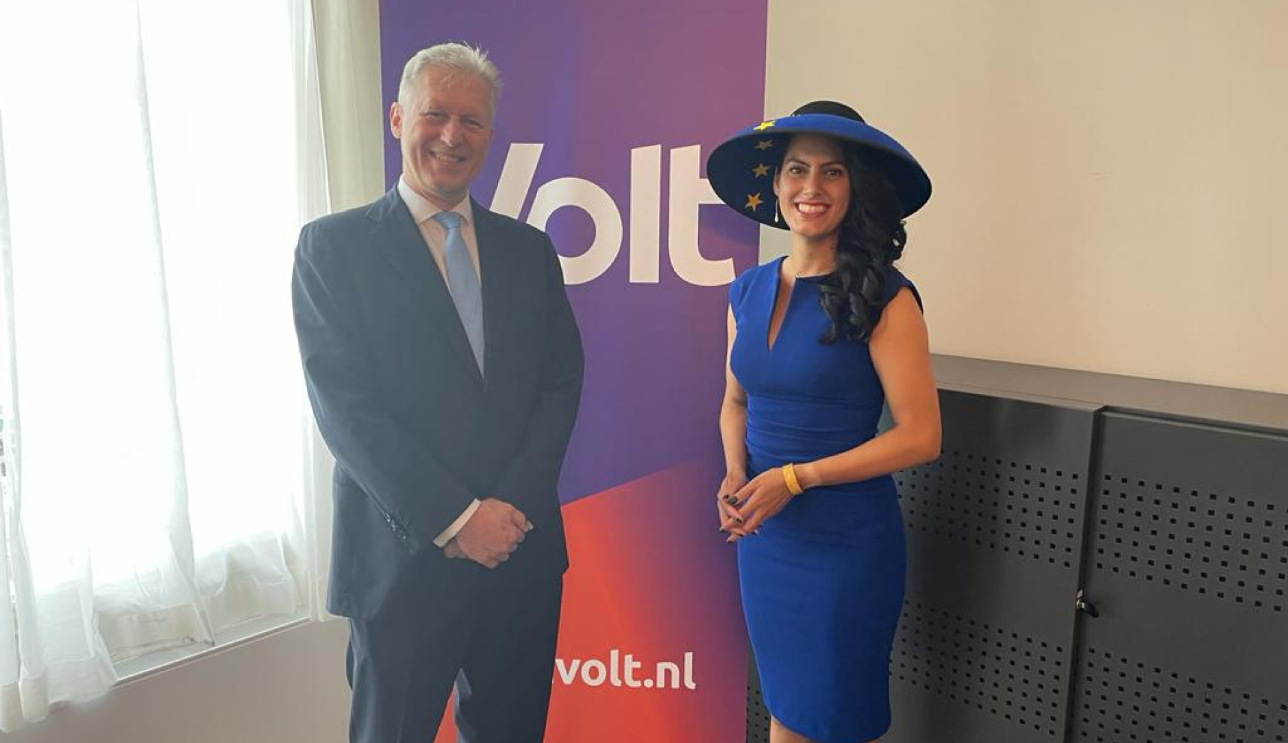 Gaby Perin-Gopie en Eddy Hartog voor een Volt banner