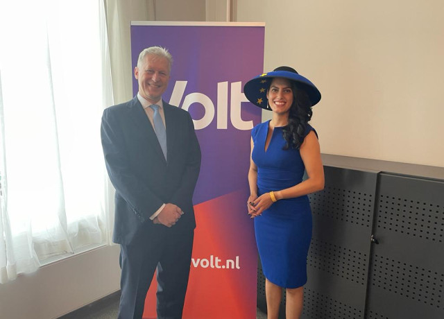 Gaby Perin-Gopie en Eddy Hartog voor een Volt banner
