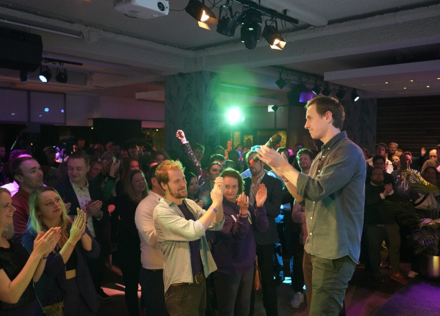 Laurens Dassen geeft toespraak en klapt na uitslag 2de kamerverkiezingen 2023 voor andere Volters