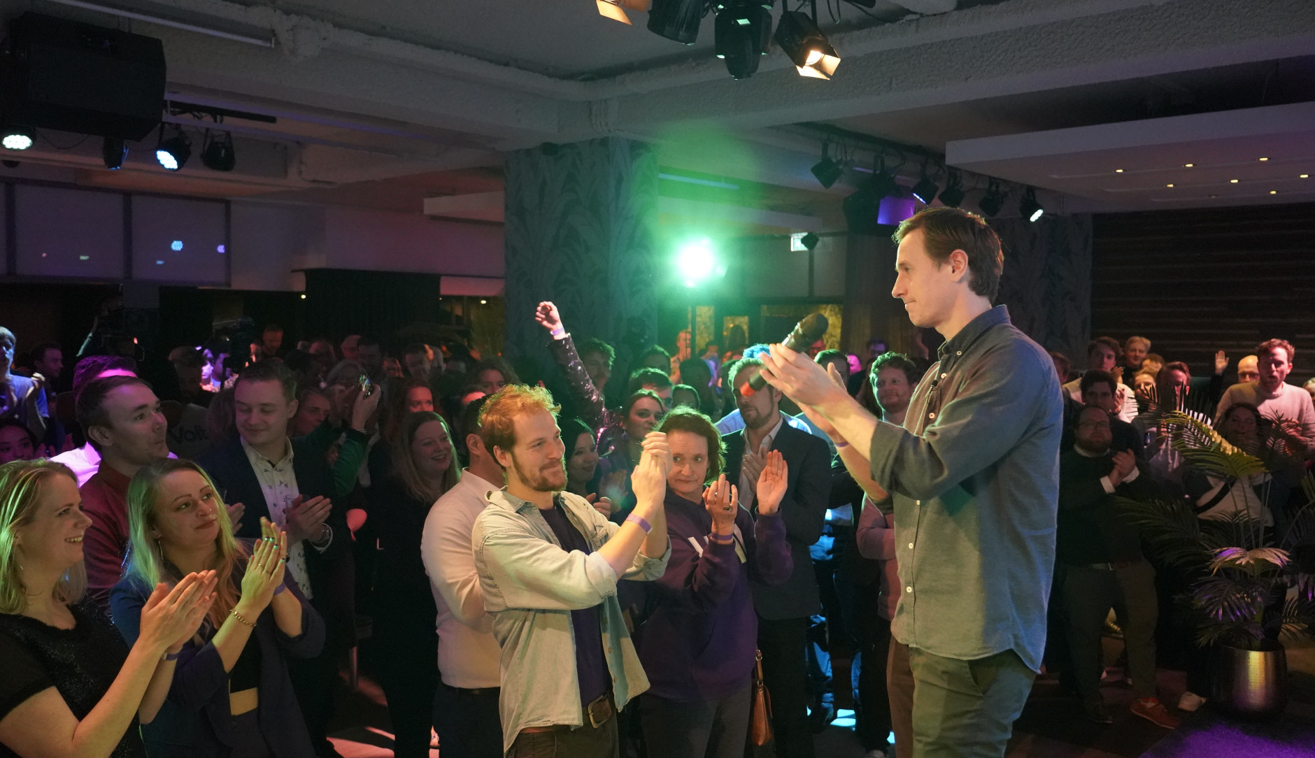Laurens Dassen geeft toespraak en klapt na uitslag 2de kamerverkiezingen 2023 voor andere Volters