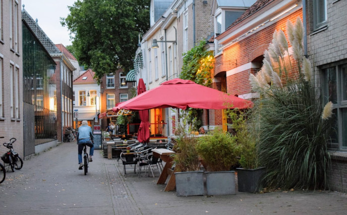 Terras van een cafe met rode parasolen
