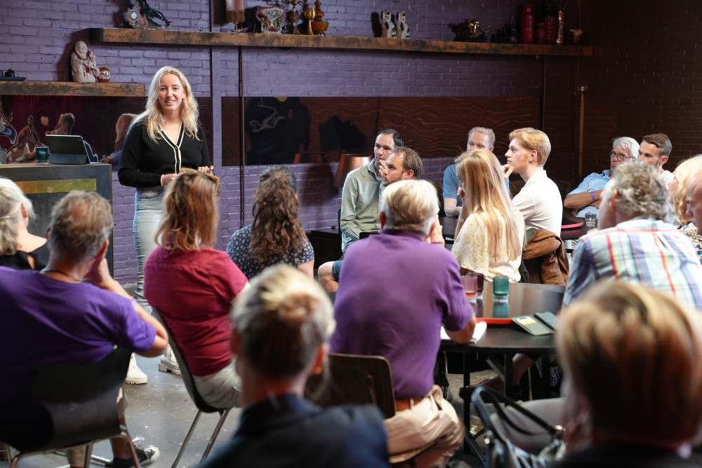 Iemand spreekt voor een groep Volter op campagne kanjer dag