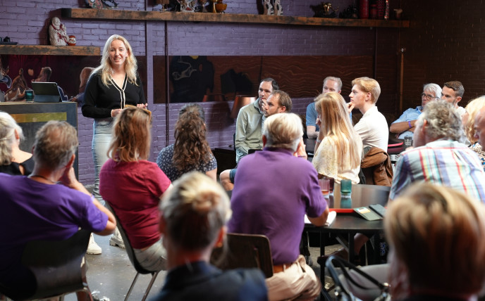 Iemand spreekt voor een groep Volter op campagne kanjer dag