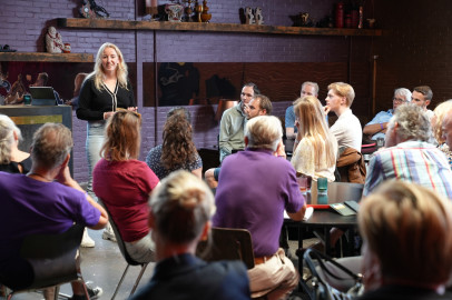 Iemand spreekt voor een groep Volter op campagne kanjer dag