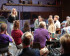 Iemand spreekt voor een groep Volter op campagne kanjer dag