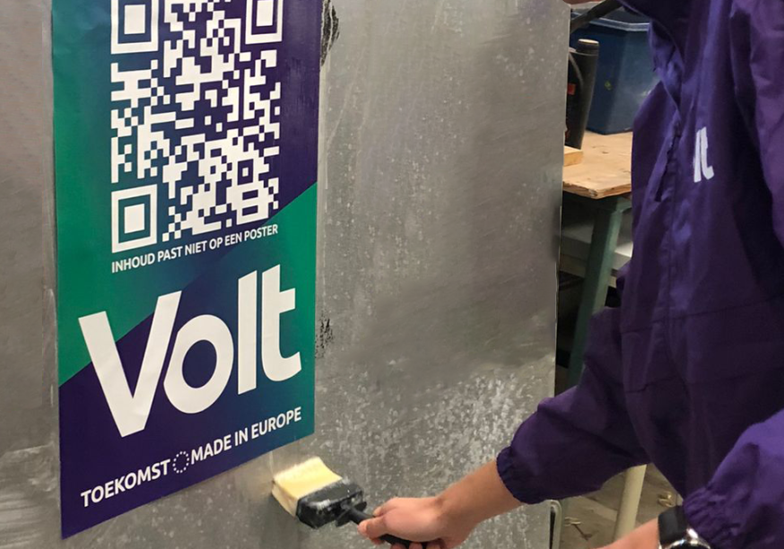 Posters plakken van Volt