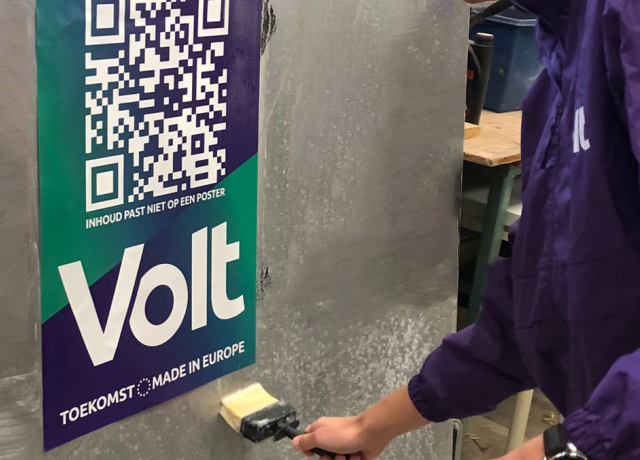 Posters plakken van Volt