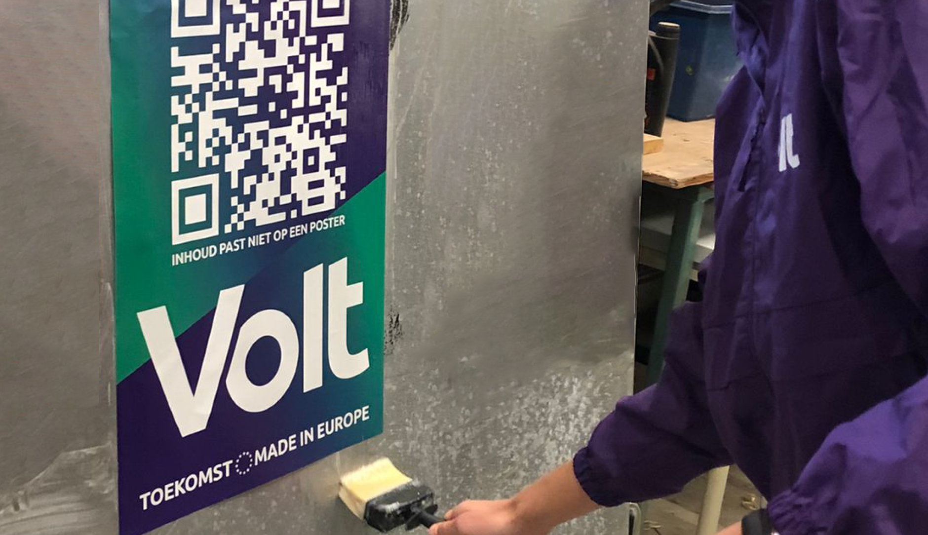 Posters plakken van Volt