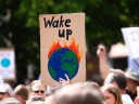 Bordje tijdens protest met 'wake up'