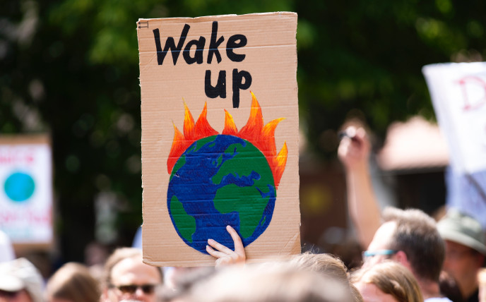 Bordje tijdens protest met 'wake up'