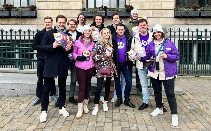 Campagne volters op straat met flyers en Laurens Dassen