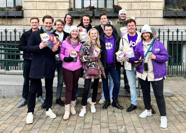 Campagne volters op straat met flyers en Laurens Dassen