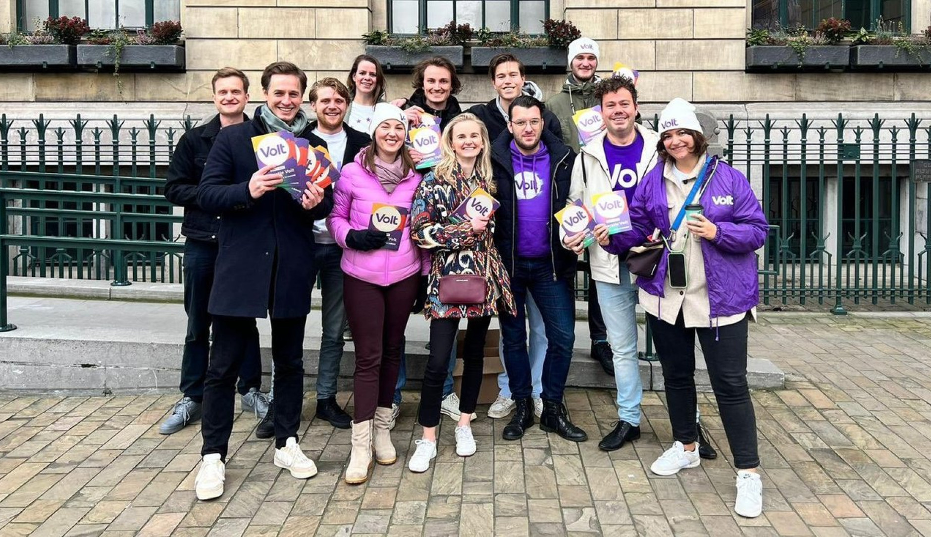 Campagne volters op straat met flyers en Laurens Dassen