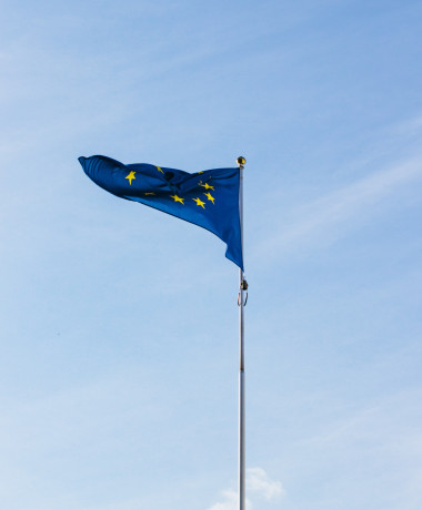 Euopeese vlag op stok wappert in de wind