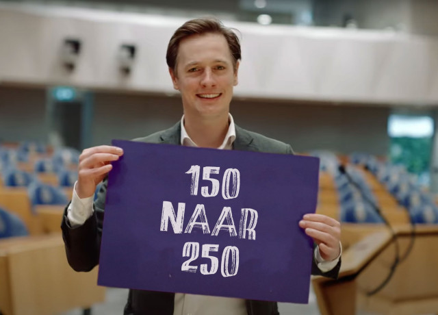Laurens Dassen met een paars stuk papier waarop staat 150 naar 250
