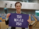 Laurens Dassen met een paars stuk papier waarop staat 150 naar 250