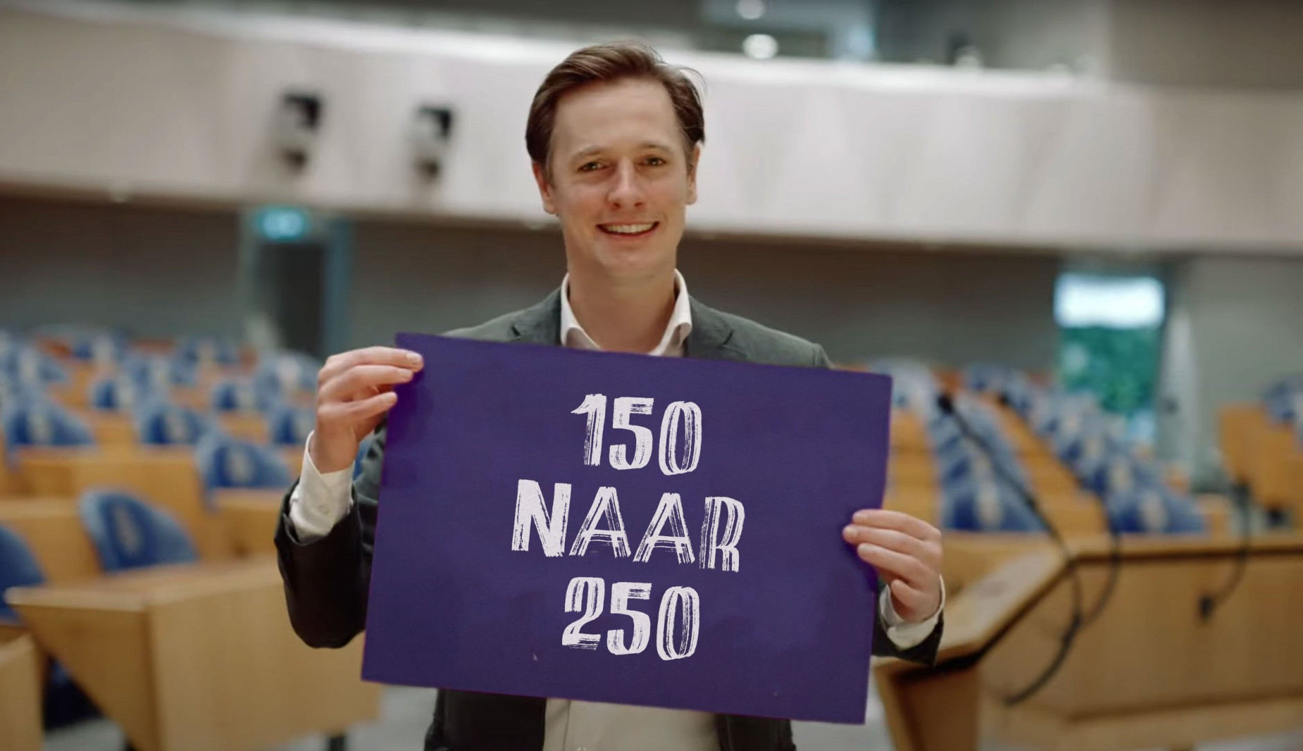 Laurens Dassen met een paars stuk papier waarop staat 150 naar 250