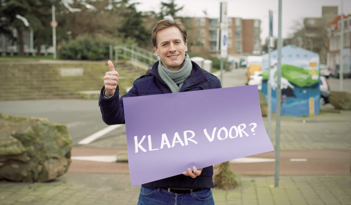 Laurens Dassen steekt zijn duim omhoog met bord 