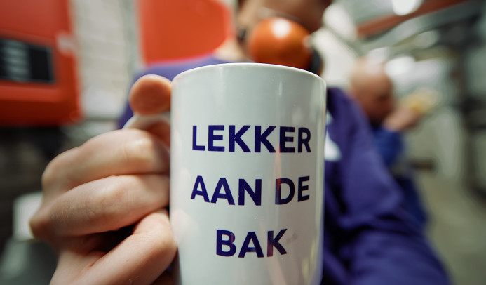 Foto van koffiemok met slogan 