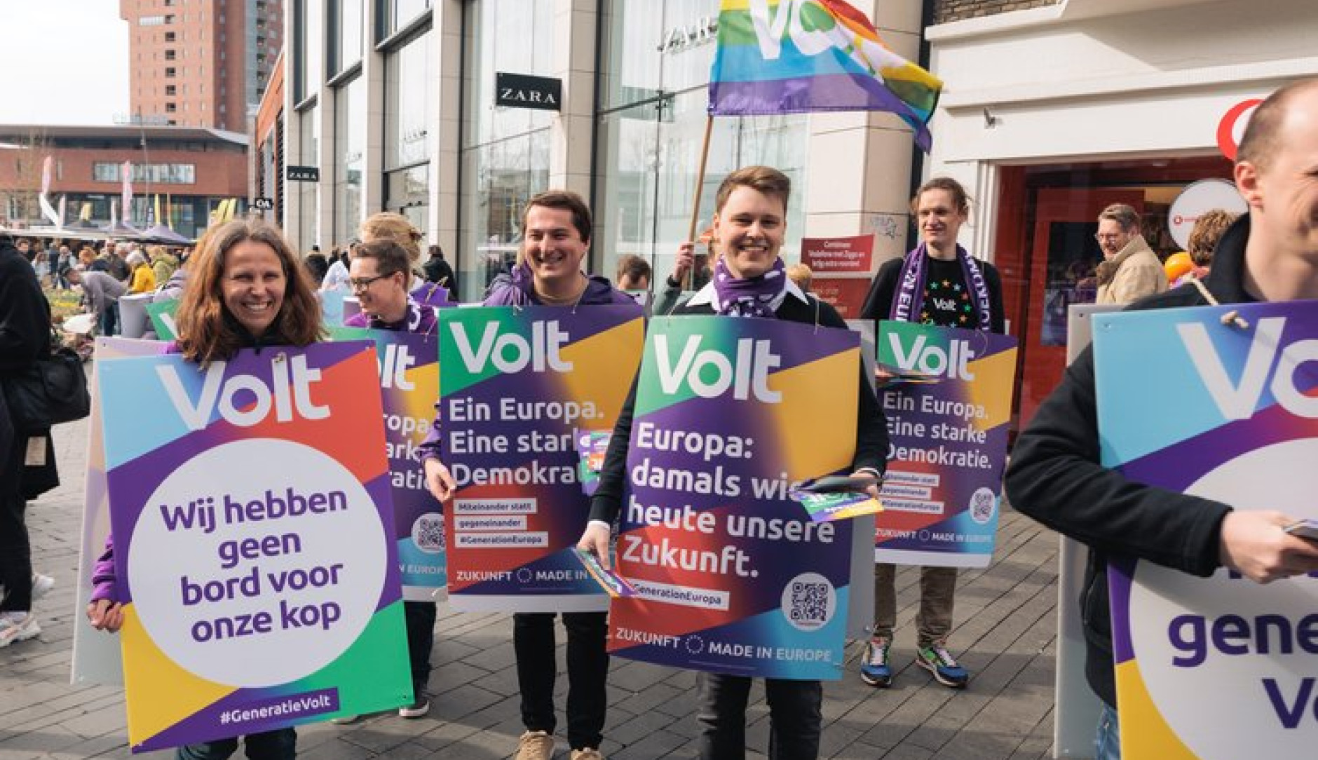 Volt Leden met borden op straat