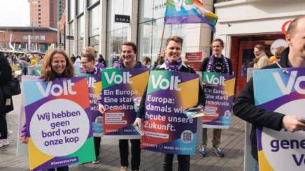Volt Leden met borden op straat