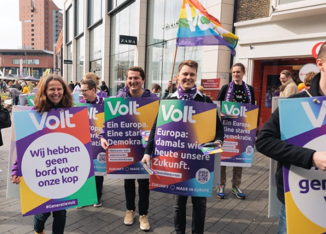 Volt Leden met borden op straat