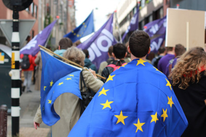 Optocht met Europa vlaggen en Volt vlaggen