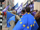 Optocht met Europa vlaggen en Volt vlaggen