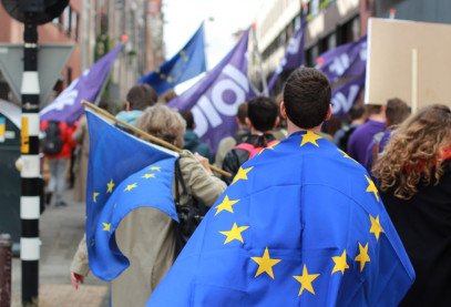 Optocht met Europa vlaggen en Volt vlaggen