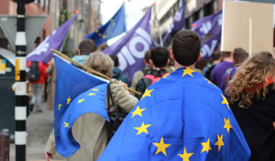 Optocht met Europa vlaggen en Volt vlaggen