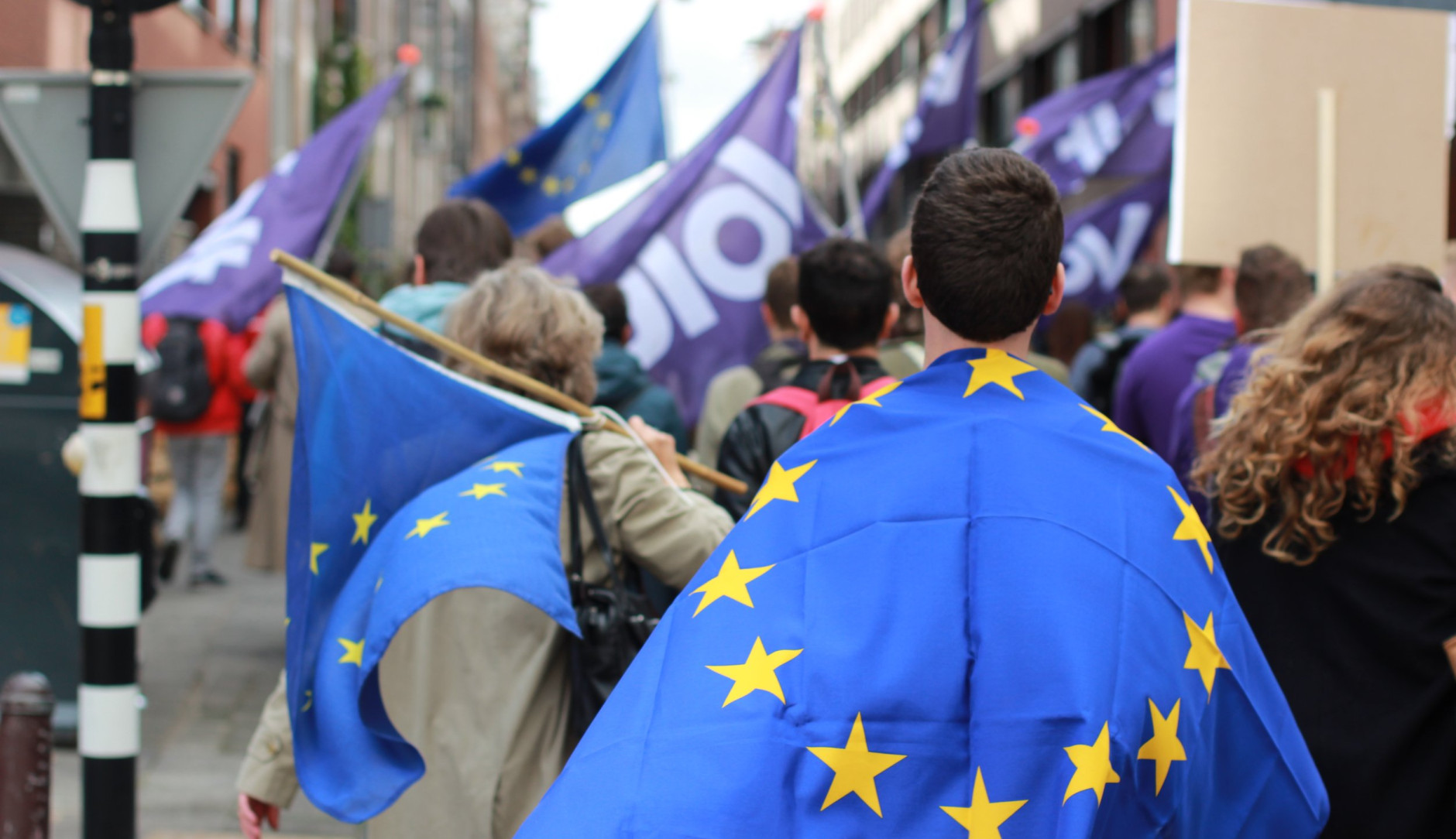 Optocht met Europa vlaggen en Volt vlaggen