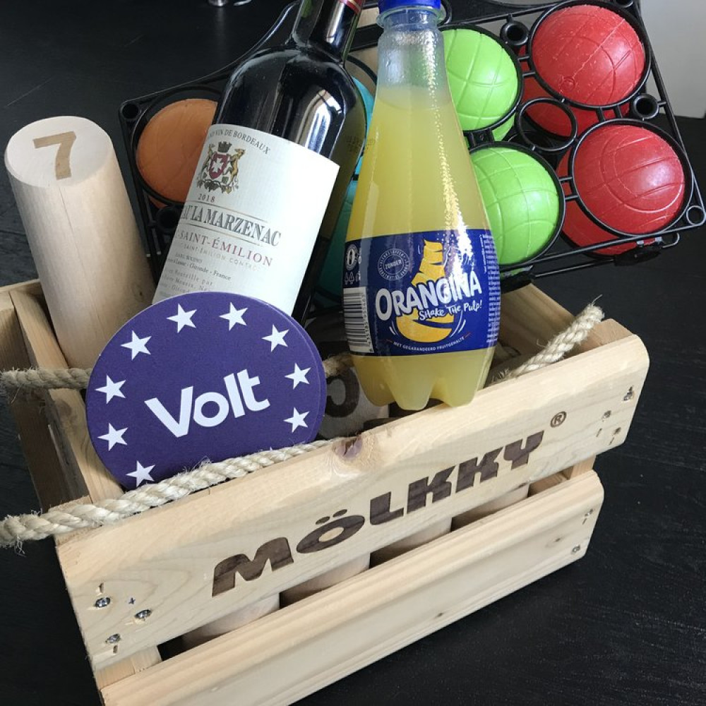 Een kratje met rode wijn, Orangina, jeux de boules en Volt bierviltjes.