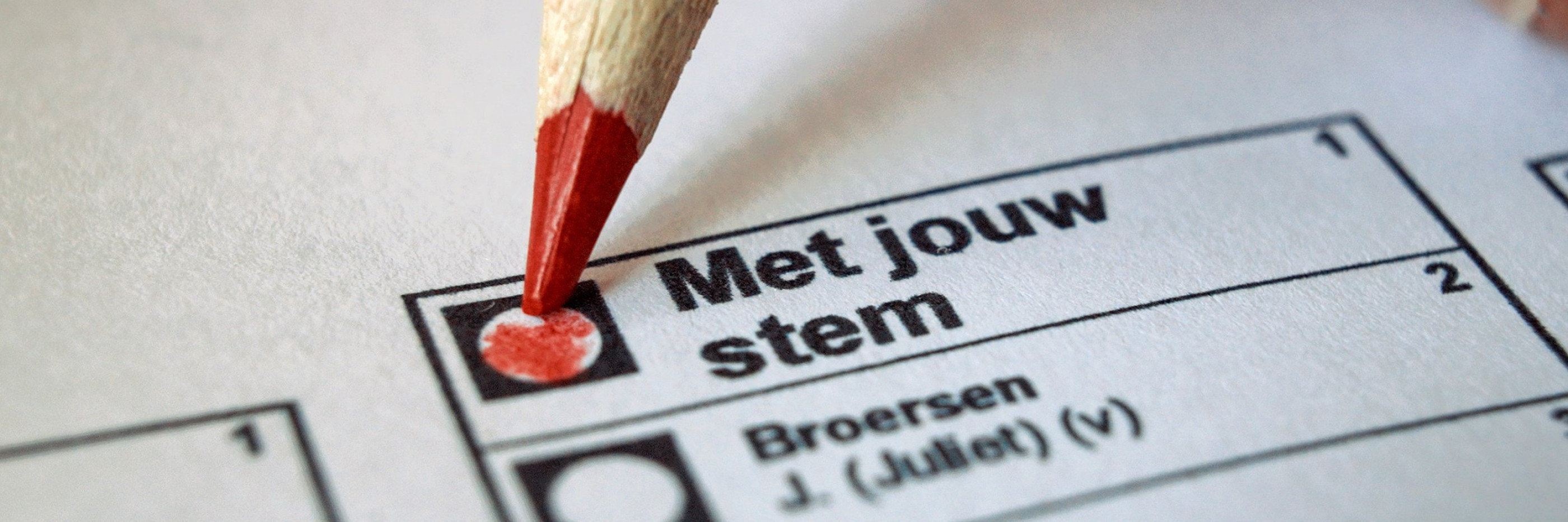 Rood potlood vult stembiljet in op vakje 