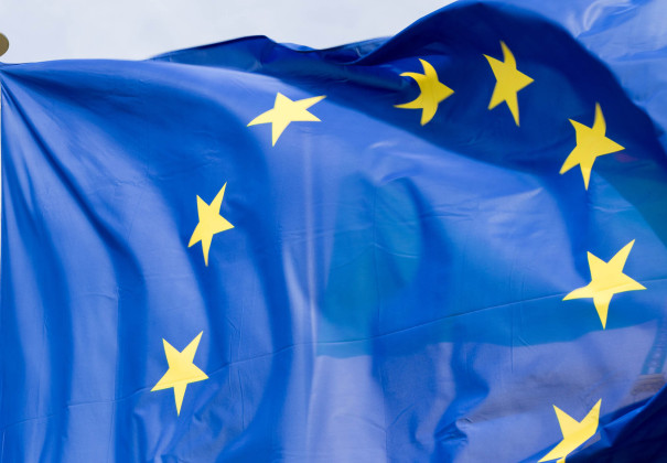 Een Europese wapperende vlag close-up