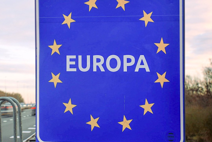 Bord langs snelweg met Europa erop