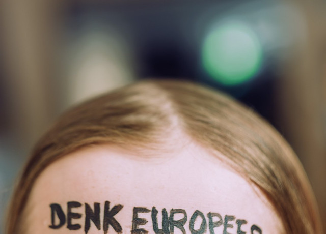 Denk Europees op voorhoofd geschreven