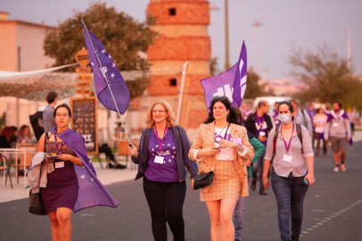 Volt vrouwen demonstreren met vlaggen